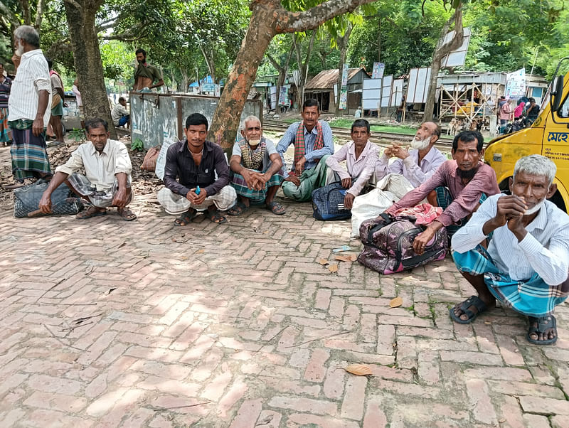 কাজের খোঁজে রাজবাড়ীর গোয়ালন্দ রেলস্টেশন এলাকায় এসেছেন শ্রমজীবী মানুষ। গতকাল বুধবার বিকেলে